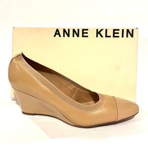ANNE KLEIN Womens 10M Heels Wedge Pumps Sindy NUDE Shine